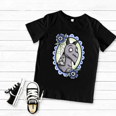 T-shirt preta com estampa de cão costurado e ténis infantis pretos e brancos