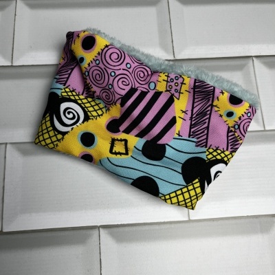 Cachecol tubular colorido com padrão geométrico e espirais em fundo branco