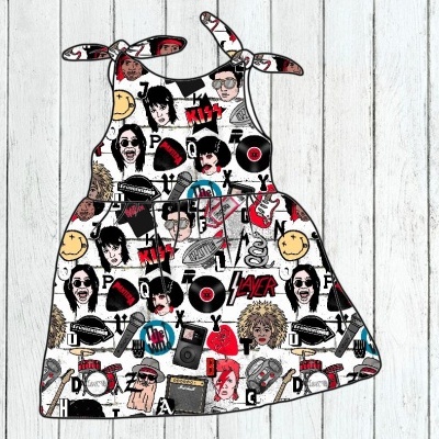 Vestido branco estampado com imagens e texto colorido