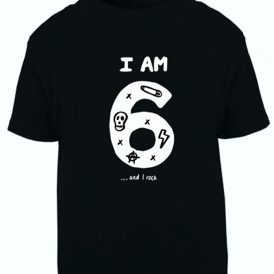 Camiseta preta com texto e desenhos brancos