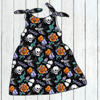 Vestido preto com padrão colorido de caveiras, corações, flores e serpentes