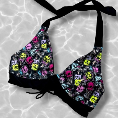 Top de bikini preto com padrão colorido de gelados e caveiras