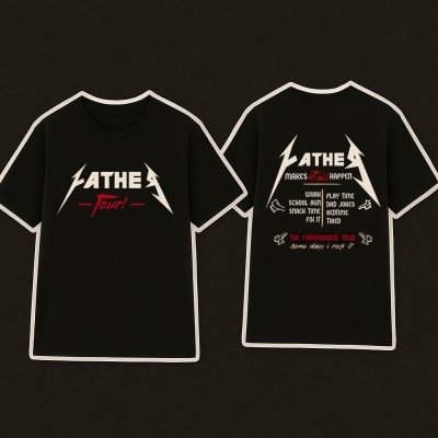 T-shirt preta com texto e desenhos em branco e vermelho no peito e nas costas.