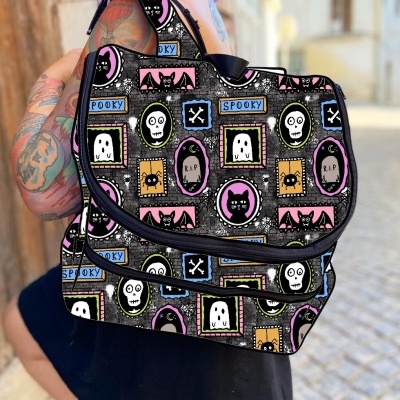 Mochila preta com estampa Halloween colorida incluindo caveiras, fantasmas, morcegos e gatos