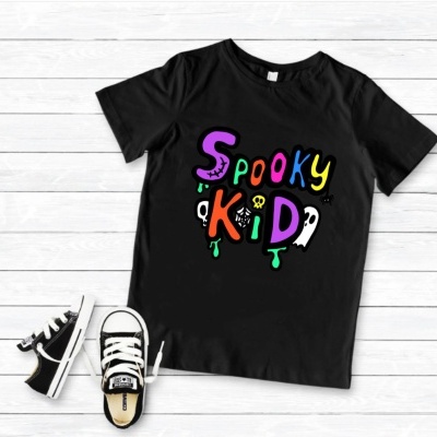 T-shirt preta para criança com estampa 'SPOOKY KID' colorida e ténis pretos