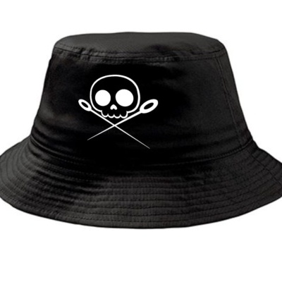 Chapéu pescador preto com desenho branco de caveira e linhas cruzadas