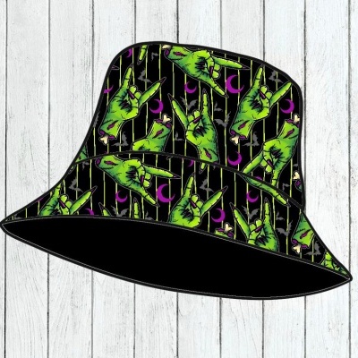 Chapéu balde preto com padrão de mãos verdes em pose rock e fundo roxo.