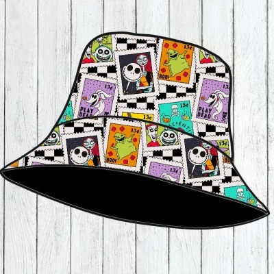 Chapéu estampado com selos postais coloridos e personagens, sobre fundo de madeira branca