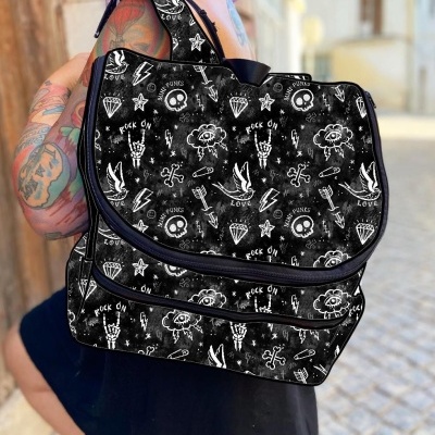 Mochila preta com desenhos brancos de caveiras e relâmpagos