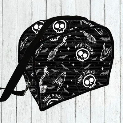 Saco preto com padrão branco de caveiras e texto MINI PUNKS