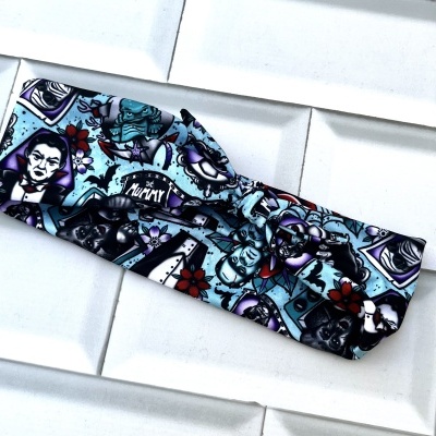 Faixa de tecido azul e colorida com padrão variado sobre azulejos brancos