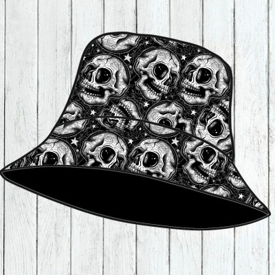 Chapéu bucket preto com padrão de caveiras brancas e estrelas