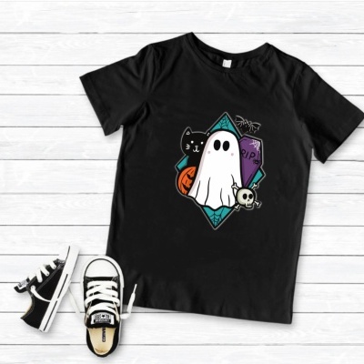 T-shirt preta com estampa de Halloween e ténis pretos e brancos