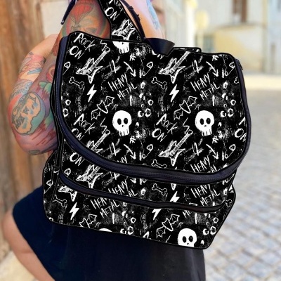 Mochila preta com padrão rock e caveiras usada numa pessoa tatuada numa rua