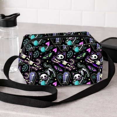 Saco de ombro preto com padrão colorido de gatos esqueleto, morcegos e novelos de lã