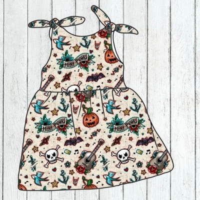 Vestido infantil com padrão colorido de caveiras, guitarras e Halloween em fundo bege