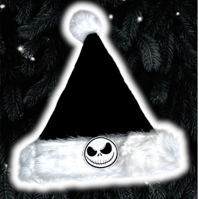 Gorro de Natal preto com patch de rosto bordado branco e preto e pompom branco