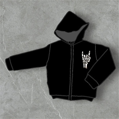 Casaco preto de criança com capuz e mão esquelética desenhada