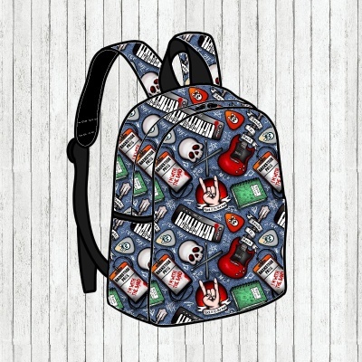 Mochila colorida com padrão de rock com guitarras, caveiras, teclados, e crachás com texto BACKSTAGE PASS