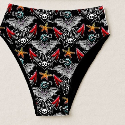 Cueca preta com padrão de morcegos, âncoras com caveiras e estrelas-do-mar