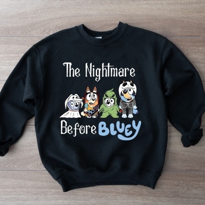 Sweatshirt preta com desenho colorido e texto em branco na frente