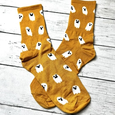 Meias amarelas com padrão de fantasmas brancos