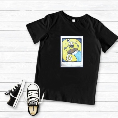 T-shirt preta com estampado central e ténis pretos e brancos ao lado