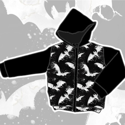 Casaco preto com capuz e padrão de morcegos brancos e pretos no corpo