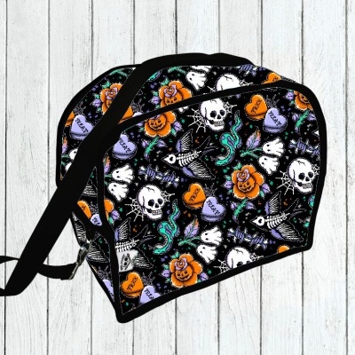 Mochila preta com padrão colorido de caveiras, flores e corações com texto