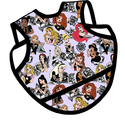 Babete para bebé com padrão de princesas Disney tatuadas em lilás e preto.