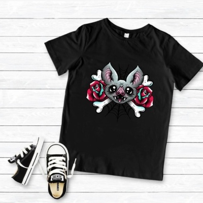 T-shirt preta com estampa de morcego entre rosas e ossos, com ténis pretos e brancos ao lado