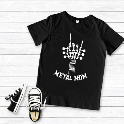 T-shirt preta com estampa de mão esqueleto e texto METAL MOM, com ténis pretos e brancos ao lado.