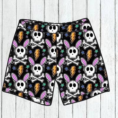 Calções pretos com padrão de caveiras com orelhas de coelho.