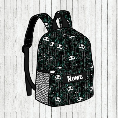 Mochila preta com padrão de caveiras, bolso frontal e alças acolchoadas.