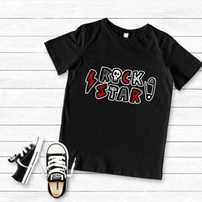 T-shirt preta com estampa ROCK STAR e sapatilhas pretas e brancas