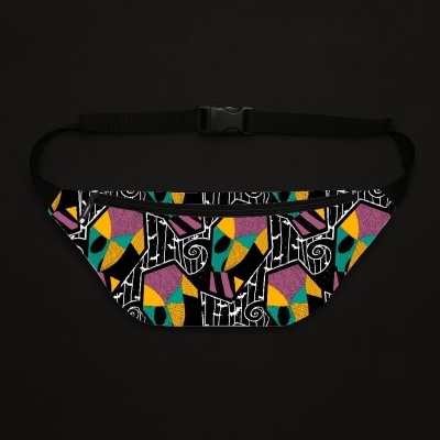 Cinto saco com padrão geométrico colorido e fecho preto