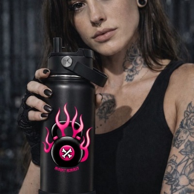 Garrafão preto de água com chama rosa e símbolo, segurado por mulher tatuada com roupa preta