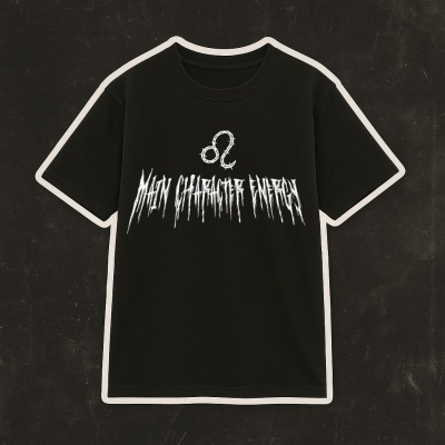 T-shirt preta com estampado branco MAIN CHARACTER ENERGY e símbolo de leão estilizado