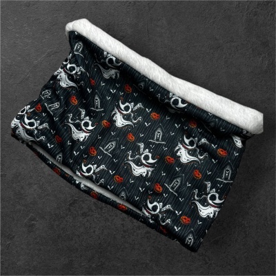 Cachecol tubular preto com padrão de fantasmas, abóboras e lápides, interior branco felpudo.