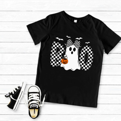 T-shirt preta com estampa de fantasma e letras quadriculadas BO, com morcegos, sobre superfície branca