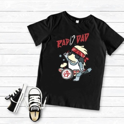 T-shirt preta com estampa de personagem a tocar bateria e texto 'RAD! DAD'