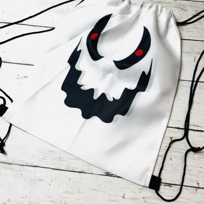 Mochila saco branca com estampa de rosto preto e vermelho