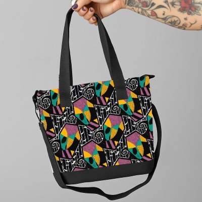 Sacola tote bag colorida com padrão geométrico