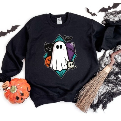 Sweatshirt preta de Halloween com estampa de fantasma, gato, abóbora, caixão, morcegos e caveira