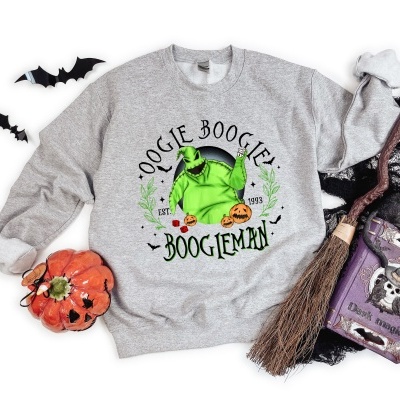 Sweatshirt cinzenta com estampa Oogie Boogie verde e decoração de Halloween
