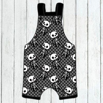 Macacão com padrão de esqueletos em fundo xadrez preto e cinza