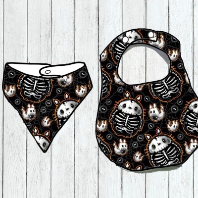 Babete e bandana para bebé com padrão de esqueletos e fantasmas em fundo preto