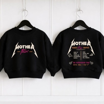 Sweatshirt preta com textos e desenhos em cores claras, pendurada em cabide