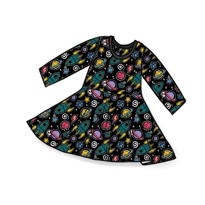 Vestido infantil preto com padrão de foguetes e planetas coloridos