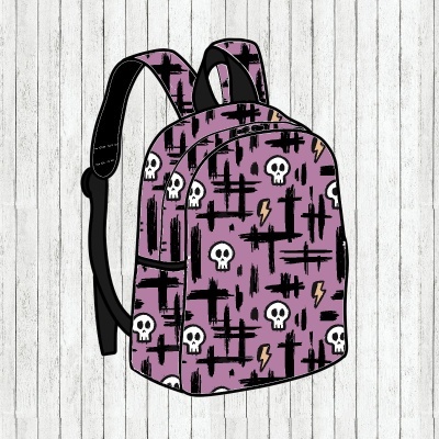 Mochila roxa com padrão de caveiras, relâmpagos e riscas pretas